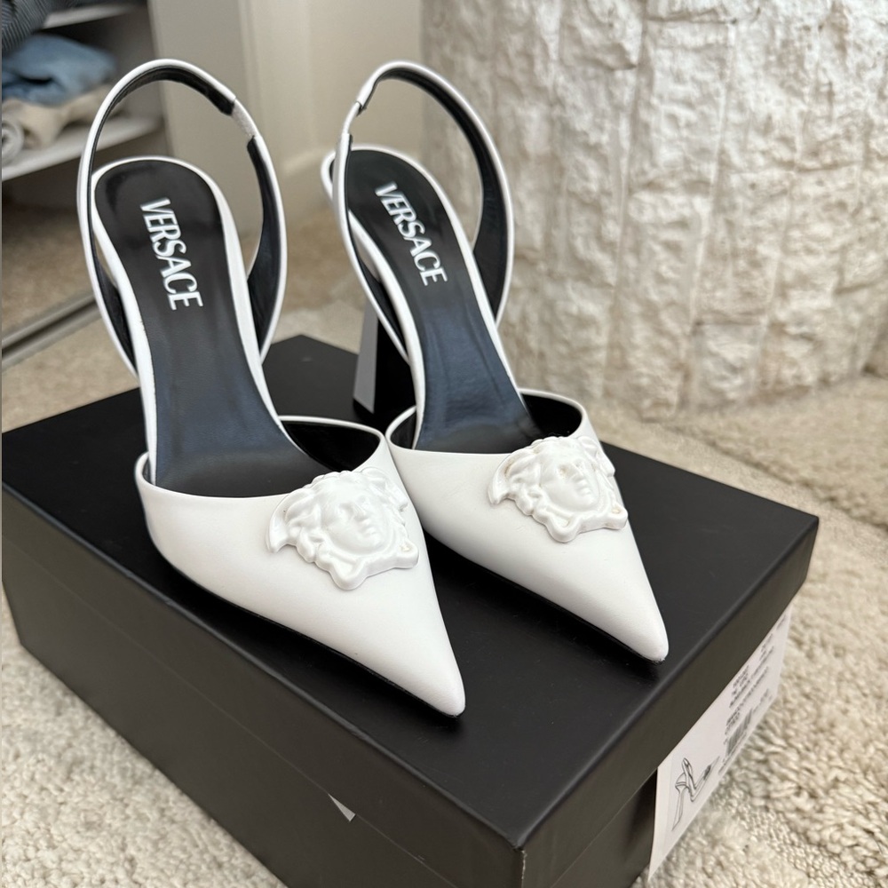 La Medusa Leather Slingback Pump